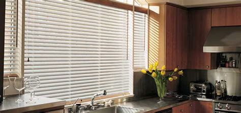 Las persianas pueden ser más caras que las cortinas de cocina, es por eso que, te tenemos diferentes ideas para tus cortinas de cocina. Cortinas y persianas para decorar la cocina