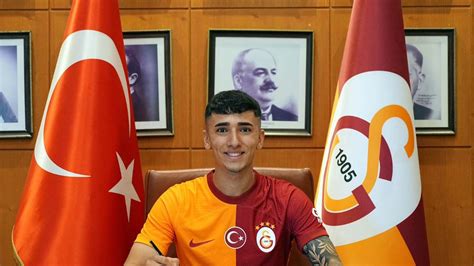 Galatasaray akademi futbolcusu ile profesyonel sözleşme imzaladı