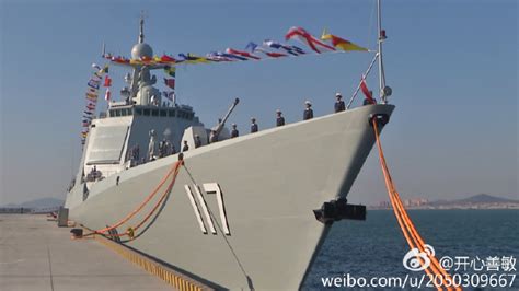 北海舰队首艘052d驱逐舰西宁舰于青岛军港进行入列命名授旗仪式