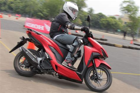 Check out honda vario 150 2021 specifications & features at oto. Yamaha Lexi Coba Lawan Duet Honda Vario - Komparasi ...