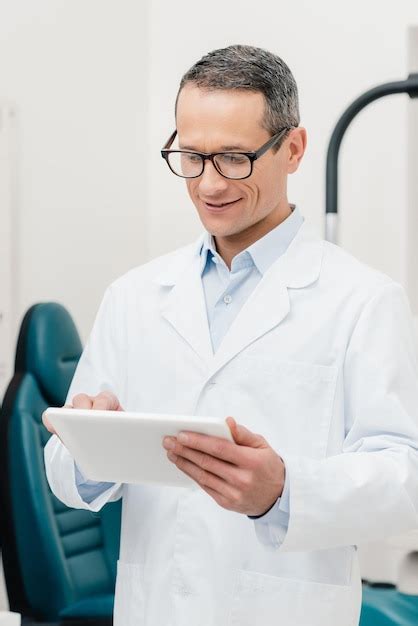 Premium Photo Portrait Of Doctor In White Coat Using Digital Tablet