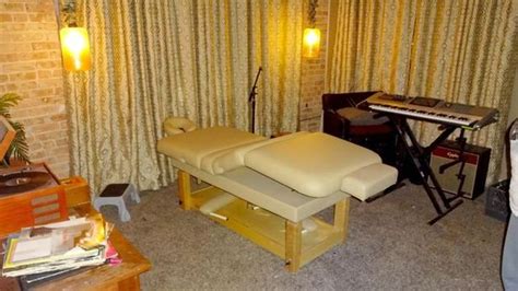 Inside R Kellys Sex Cult Recording Studio With Massage Table And