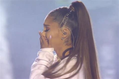 One Love Manchester Ariana Grande Cries Singing One Last Time Daily Star