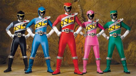 On prehistoric earth, an alien entrusted powerful energems to 10 dinosaurs, but when the dinosaurs went extinct, the energems were lost. Power Rangers Dino Charge, in prima tv su Boing