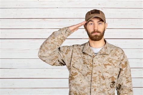 el saludar masculino del soldado imagen de archivo imagen de horizontal casco 67835339
