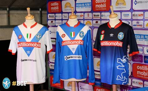 Strisce bianconere ad effetto pennellato e inserti in oro mentre la seconda sarà in tinta unica e avrà il blu notte come. Maglie Brescia Calcio Femminile 2016-2017, la firma di Umbro
