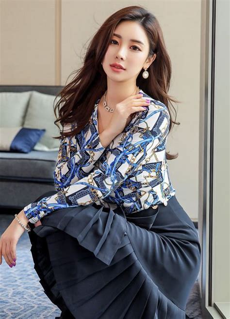 エレガンス ブルーチェーンラップt 美しいアジア人女性 ファッション 女性