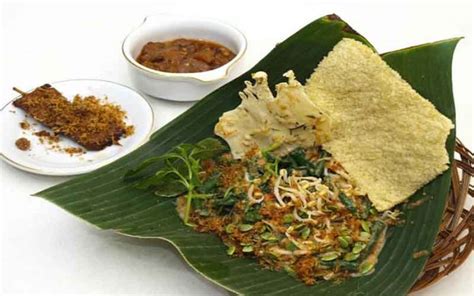 Kacang tanah (sangrai)•cabe kriting goreng. Ragam Nasi Pecel Asal Jawa Timur