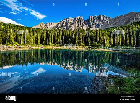 Karersee Lago Di Carezza Ist Ein See In Den Dolomiten In Südtirol