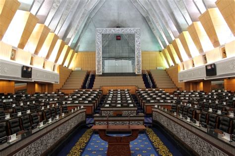 Malaysia's government says parliament will resume july 26, caving into pressure from the king to lift the legislature's suspension under a coronavirus emergency imposed in january. Hijau Itu PraU: Parlimen Malaysia part 1.