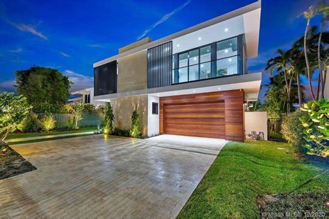 Home Of The Day A Modern Villa On Miami Beachs Biscayne Point Island