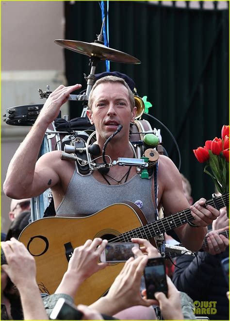 Chris Martin Flaunts Muscles For Coldplay S A Sky Full Of Stars Music Video Photo 3137547