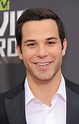 Skylar Astin Height, Weight, Age, Girlfriend, Family, Facts, Biography