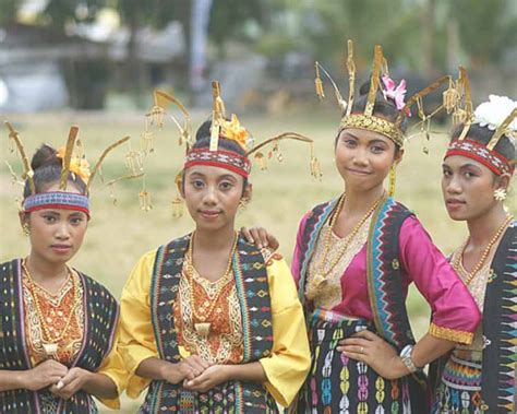 4 Pakaian Adat Maluku Utara Nama Gambar Dan Penjelasan