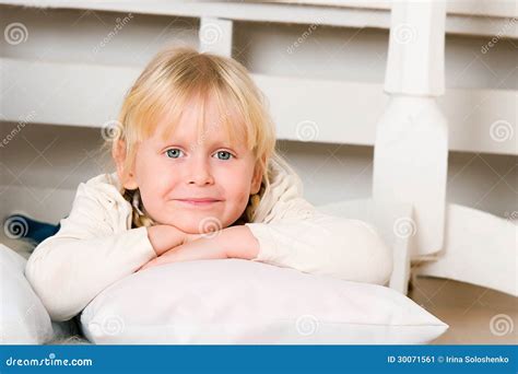 Fille Se Trouvant Sur Un Plancher Image Stock Image Du Sourires Blanc 30071561