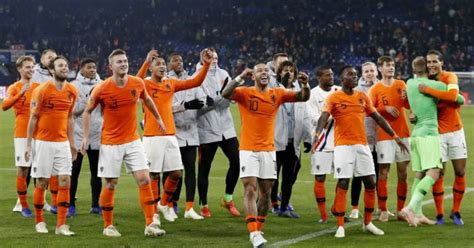 Uitgebreide vertaling voor elftal (nederlands) in het duits. Wie kan Oranje loten in EK-kwalificatie en hoe zat het nu met de Nations League? | Voetbalprimeur