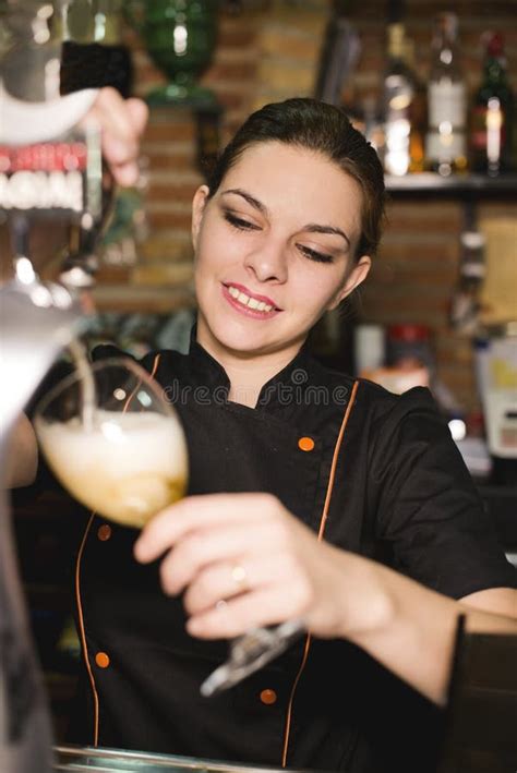 Dienendes Bier Der Hübschen Kellnerin In Einer Bar Stockbild Bild Von Mittler Spanien 196716963
