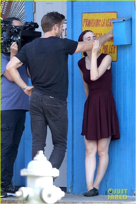Hakkında yeni bilgiler gelmiş ama bilgiler resmi değil. Ryan Gosling Kisses Rooney Mara on 'Untitled Terrence ...