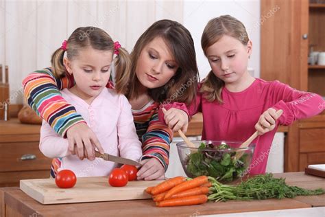Mother Teaching Her Daughters How To Cook — Stock Photo