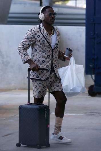 Photos Antonio Brown Arrives In Miami In Unusual Outfit