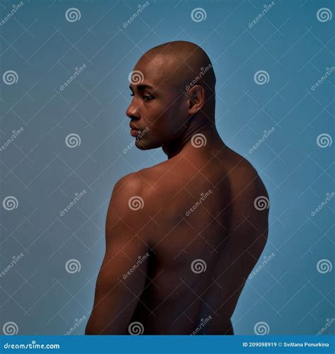 Hombre Con El Cuerpo Perfecto Mirando Sobre Su Hombro Imagen De Archivo Imagen De Atleta