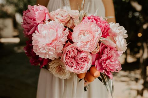20 Pretty Pink Wedding Bouquets For Every Style Bride
