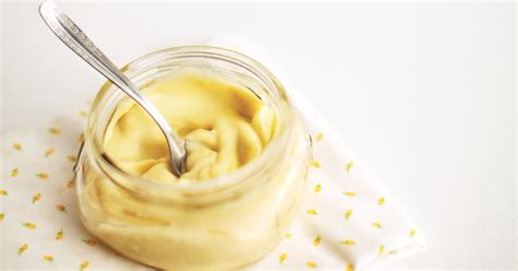 Add the oil slowly — teaspoon or so at a time — while whisking constantly and you get mayonnaise. Recette de mayonnaise maison facile | Foodlavie