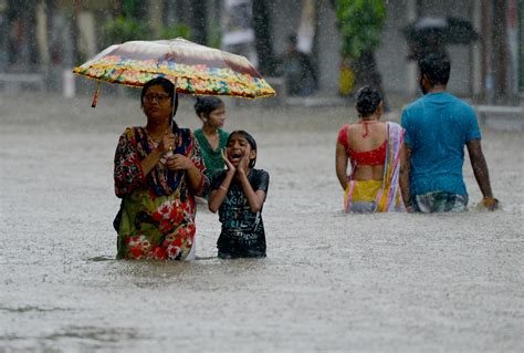 Flood In India Monsoons Kill Over In Mumbai Cbs News