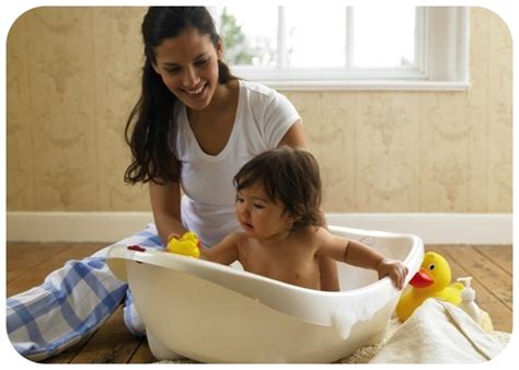 Cuidados Com O Bebê Na Hora Do Banho Como E Onde