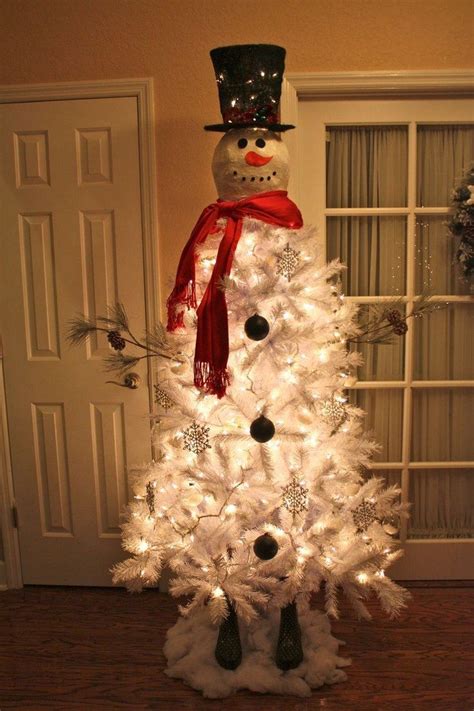 This christmas tree uses some adorable mini sized snowman figures to decorate the christmas tree along this unique decoration idea shows how you can use pinecones to decorate your christmas tree this year. Make a snowman out of a christmas tree! | Craft projects ...