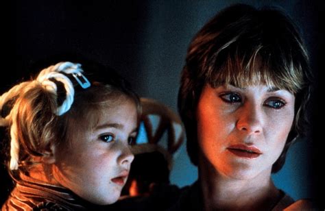 Drew Barrymore Re Creates Et Shot With Dee Wallace