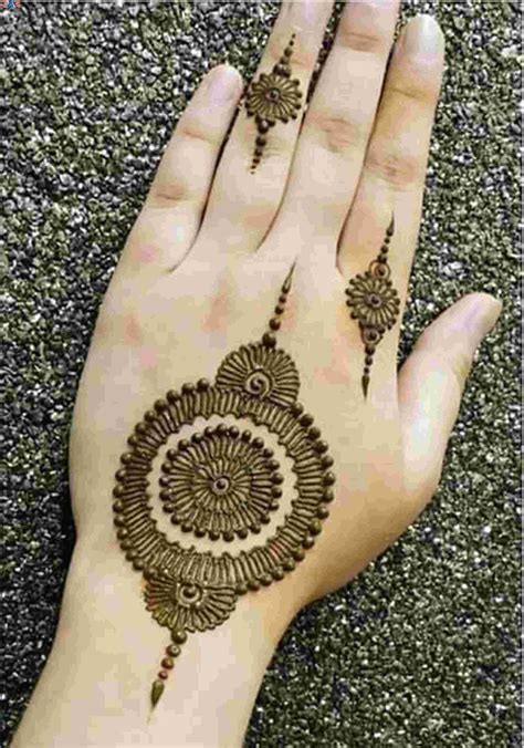 In the designs of mehndi, there are many types of patterns that are mainly used to create designs, for example, flowers, leaves, whirlpools, dots, etc., etc. Mehndi Designs Book 2013-2018: Easy Mehndi Flower 2017