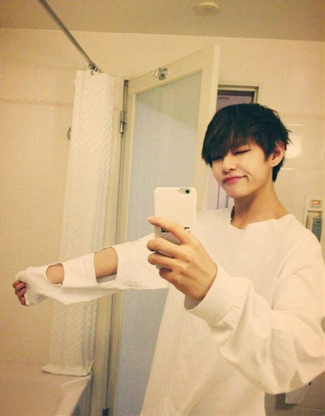 15 Potret Mirror Selfie V Bts Atau Kim Taehyung Yang Ganteng And Cute
