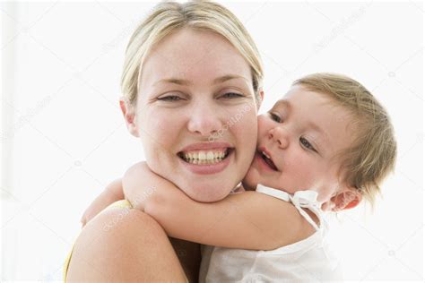 Madre Y Bebé En El Interior Abrazando Y Sonriendo Fotografía De Stock