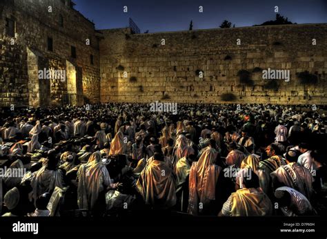 Prayers In The Western Wall At Dusk Yom Kipur Mass Prays The Old City