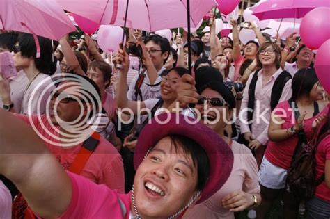 more than a thousand turn up to support pink dot the online citizen