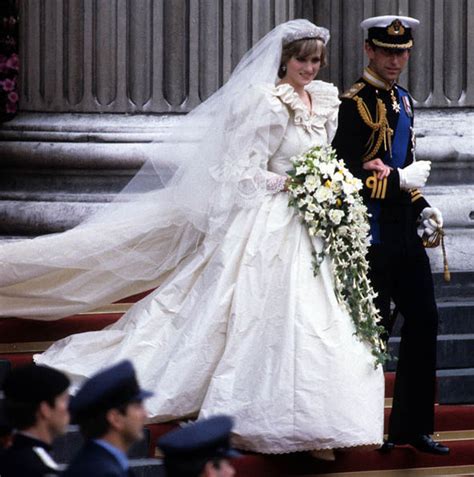 The wedding of prince charles and lady diana spencer took place on wednesday 29 july 1981 at st paul's cathedral in london, united kingdom. Princess Diana wedding to Prince Charles: Engagement ring ...