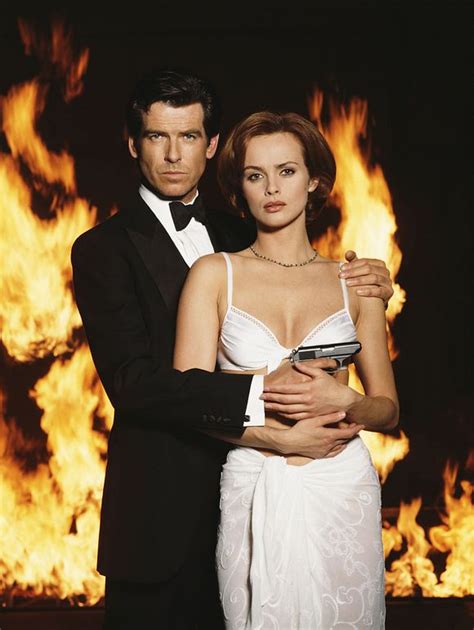 Pierce Brosnan And Izabella Scorupco Goldeneye 1995