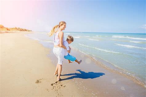 Les Enfants Adorables Ont L Amusement Sur La Plage Image Stock Image Du Bonheur Adorable