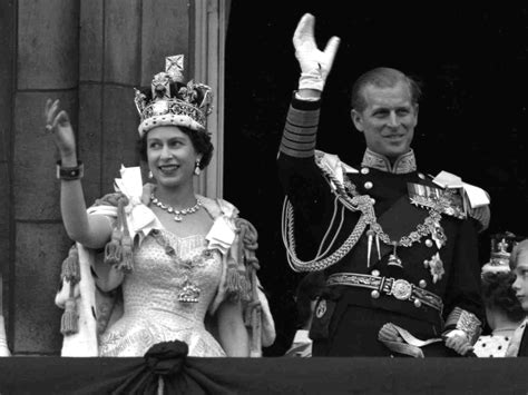 Queen elizabeth, princess elizabeth, queen mary, princess margaret, and king george vi on the balcony at buckingham palace after the 1937 coronation (afp/getty images ). The Queen At 90 - CITI I/O