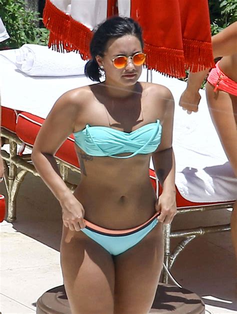 Demi Lovato Shows Off Her Bikini Body In Miami 210971 Photos The Blemish