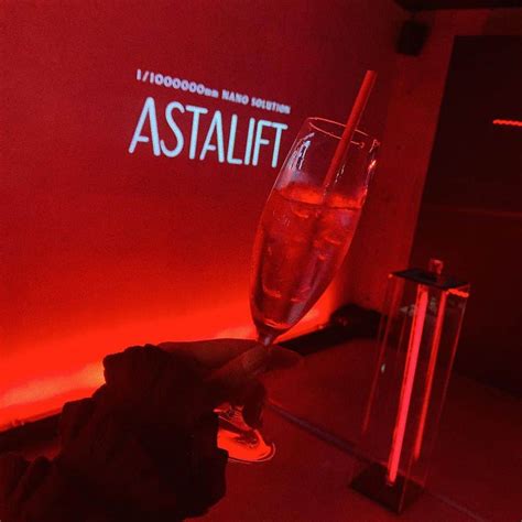 hisanaさんのインスタグラム写真 hisanainstagram 「昨夜は astalift japan のローンチパーティーへ🍷﻿ 真っ赤な空間が素敵でした ️﻿ ﻿ 世界最小