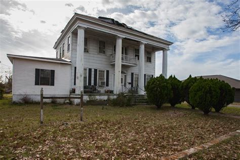 Discover The Grisly Secrets Of This Abandoned Alabama Mansion