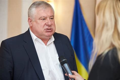 Это программа, которая направляет поезд и умеет останавливать локомотив по сигналу светофора, если машинист и помощник вдруг его пропустили. Виктор ОСТАПЧУК: "Локомотив" — не просто команда. Это ...