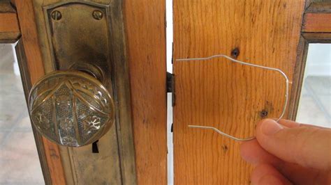 Pick a lock with paper clip. How to Pick Simple Locks/Latches With a Paper Clip | Paper ...