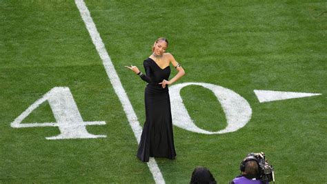 In Video Rihanna S Sign Language Interpreter Is The Unexpected Super Bowl Star The Limited Times