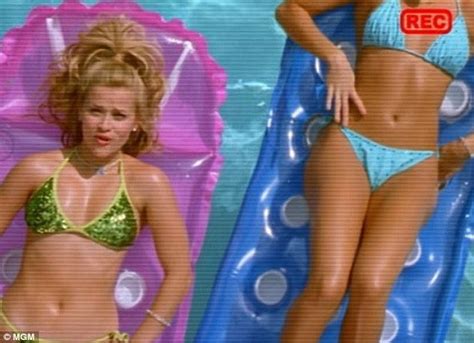 Reese Witherspoon Recreates That Bikini Scene From Legally Blonde Legally Blonde Malibu