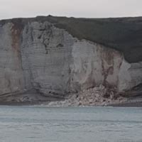 Un Impressionnant Boulement De Falaise Pr S D Tretat La Mer Tait