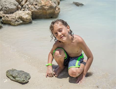 무료 이미지 바닷가 바다 물 자연 집 밖의 모래 사람들 하늘 태양 소년 휴가 여행 다리 편하게 하다 열렬한 휴일 어린이 자료 맑은 장난