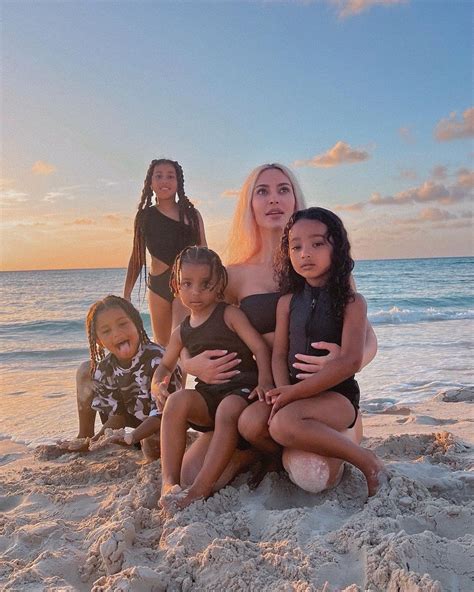 Kim Kardashian Celebra A Vida Em Clique Ao Lado Dos 4 Filhos Com Kanye West Vogue Celebridade